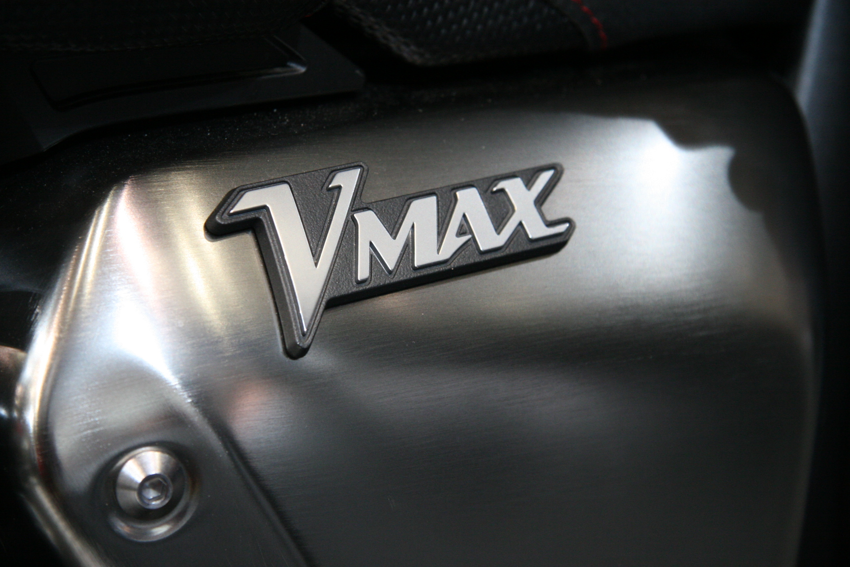 VMAX エンブレム: YAMAHA VMAX 東京モーターサイクルショー